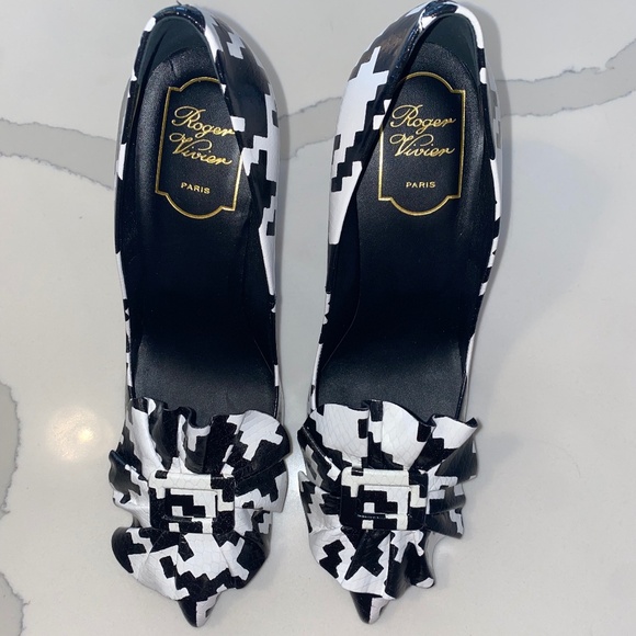 NEW* Roger Vivier Paris Blanco Latte/Frilly Buckle US Size 7.5 - Picture 8 of 8